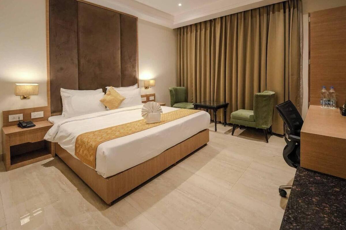 Executive Room | Memory foam beds, desk, laptop workspace, bed sheets