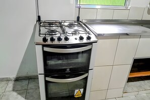 Villa | Cocina privada | Frigorífico grande, microondas, horno y cafetera o tetera