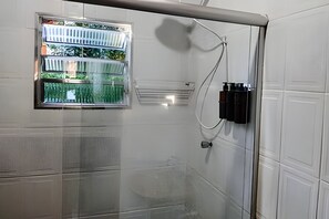 Villa | Badrum | Dusch, hårtork, badrock och handdukar