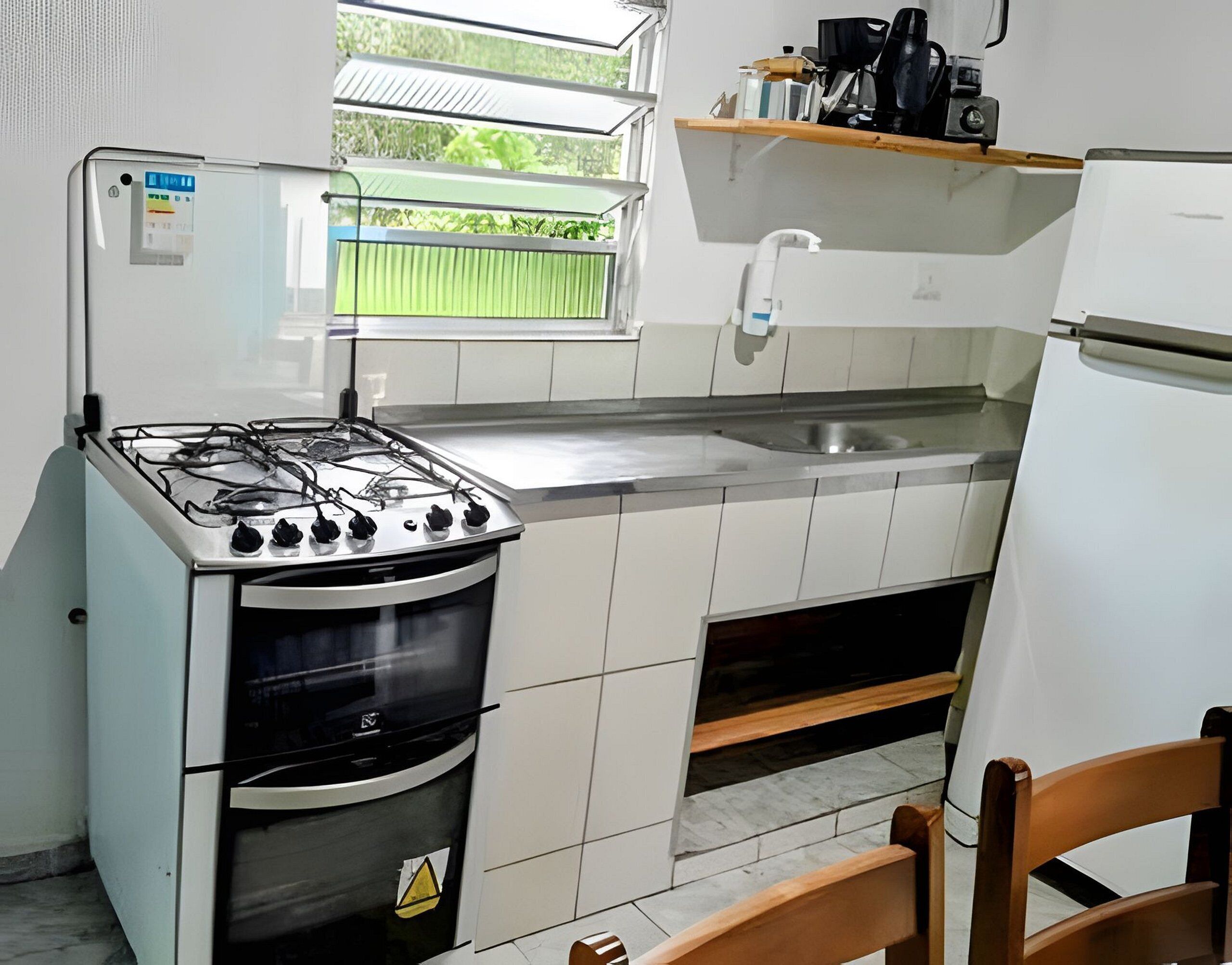 Villa | Privékeuken | Een koelkast met diepvriezer, een microgolfoven, een oven