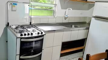 Huvila | Yksityinen keittiö | Täysikokoinen jääkaappi, mikroaaltouuni, uuni, kahvin-/teenkeitin