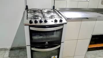Villa | Dapur peribadi | Peti sejuk/penyejuk beku saiz penuh, ketuhar gelombang mikro, ketuhar