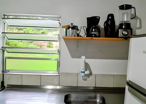 Villa | Cocina privada | Refrigerador con congelador, microondas, horno y cafetera y tetera