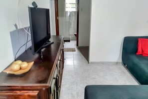 Villa | Wohnbereich | 40-Zoll-LCD-Fernseher mit Satellitenempfang