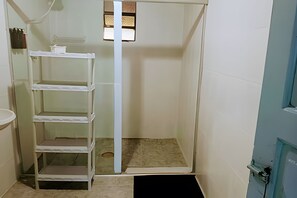 Basic Triple Room | Interior