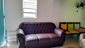 Quarto triplo básico | Área de estar | TV LCD 40 polegadas com canais via satélite