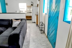 Villa | Área de sala de estar | Televisión LCD de 40 pulgadas con canales vía satélite