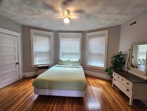 4 dormitorios, tabla de planchar con plancha, wifi y ropa de cama