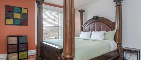 4 bedrooms, iron/ironing board, WiFi, bed sheets