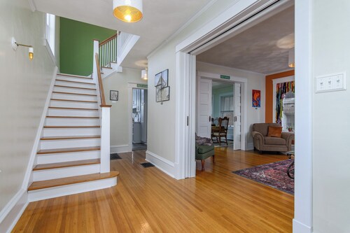 The Big House, Historic 4-Bedroom Home With Custom Art And Dedicated Workspace