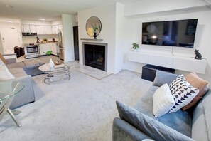 Televisión y chimenea 