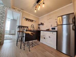 Kühlschrank, Mikrowelle, Herdplatte, Wasserkocher mit Kaffee-/Teezubehör