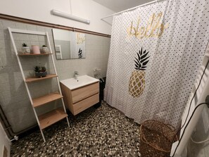 Haartrockner, Handtücher, Seife, Shampoo