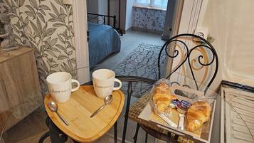 1 chambre, bureau, fer et planche Ă repasser, lit parapluie