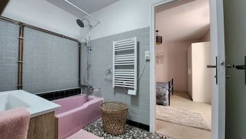 SĂšche-cheveux, serviettes fournies, savon, shampoing
