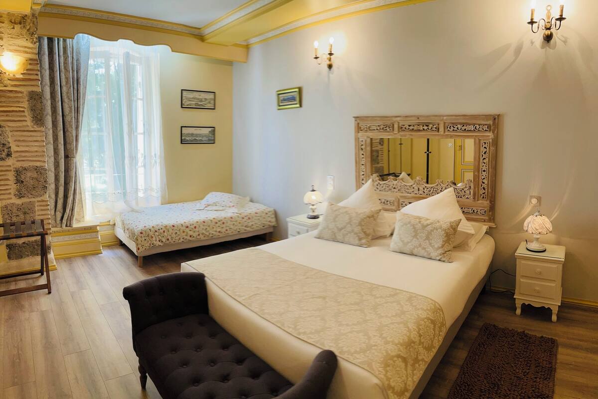Deluxe driepersoonskamer, 1 queensize bed, privébadkamer, uitzicht op tuin | 1 slaapkamer, gratis wifi