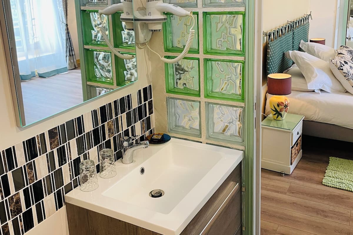 Comfort kamer, uitzicht op tuin | Badkamer | Een haardroger, handdoeken