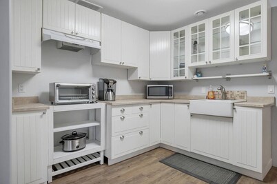 Wine Trail Full Suite with Private Entrance, Patio and Views! 
