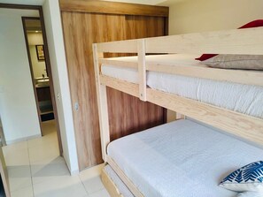 Un lit superposé avec une structure en bois et un matelas.