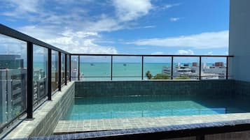 Hồ bơi ngoài trời, ghế dài tắm nắng