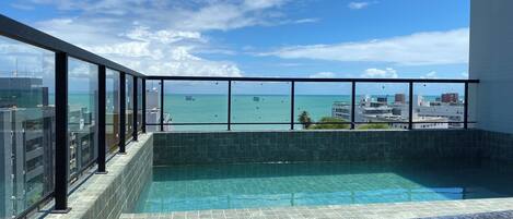 Utendørsbasseng og solsenger