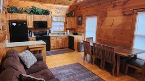 Interior - !PRIVATE! 3 BR 2BA Cabin located between Gatlinburg and Pidgeon Forge *New Reno* (Sevierville)