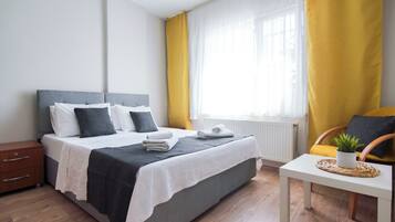 Quarto casal ou duplo econômico, vista para o pátio | Roupas de cama premium, escrivaninha, espaço de trabalho para notebook
