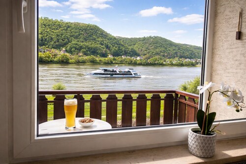 Ferienwohnung direkt am Rhein -❤️ Blick & Top-Lage nahe Loreley. Hundefreundlich