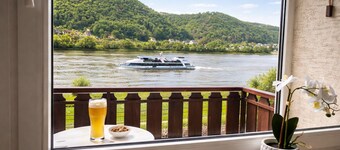 Vacation apartment directly on the Rhine -❤️ view & top location near Loreley. Dog friendly