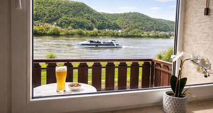 Ferienwohnung direkt am Rhein -❤️ Blick & Top-Lage nahe Loreley. Hundefreundlich