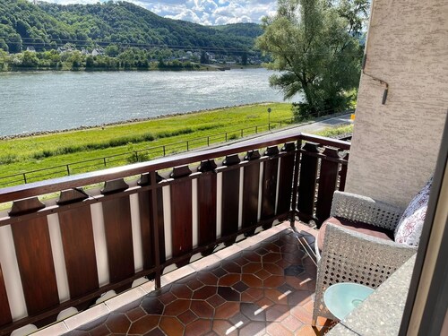 Traumhafte Ferienwohnung direkt am Rhein – Komfort & Rheinblick nahe der Loreley