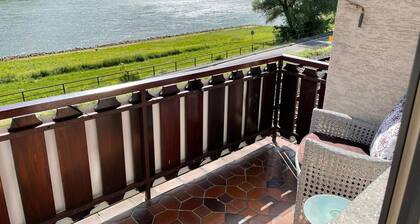 Traumhafte Ferienwohnung direkt am Rhein – Komfort & Rheinblick nahe der Loreley