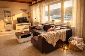 Smart TV, books, stereo