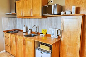 Kjøleskap, mikrobølgeovn, ovn og kaffetrakter/tekoker