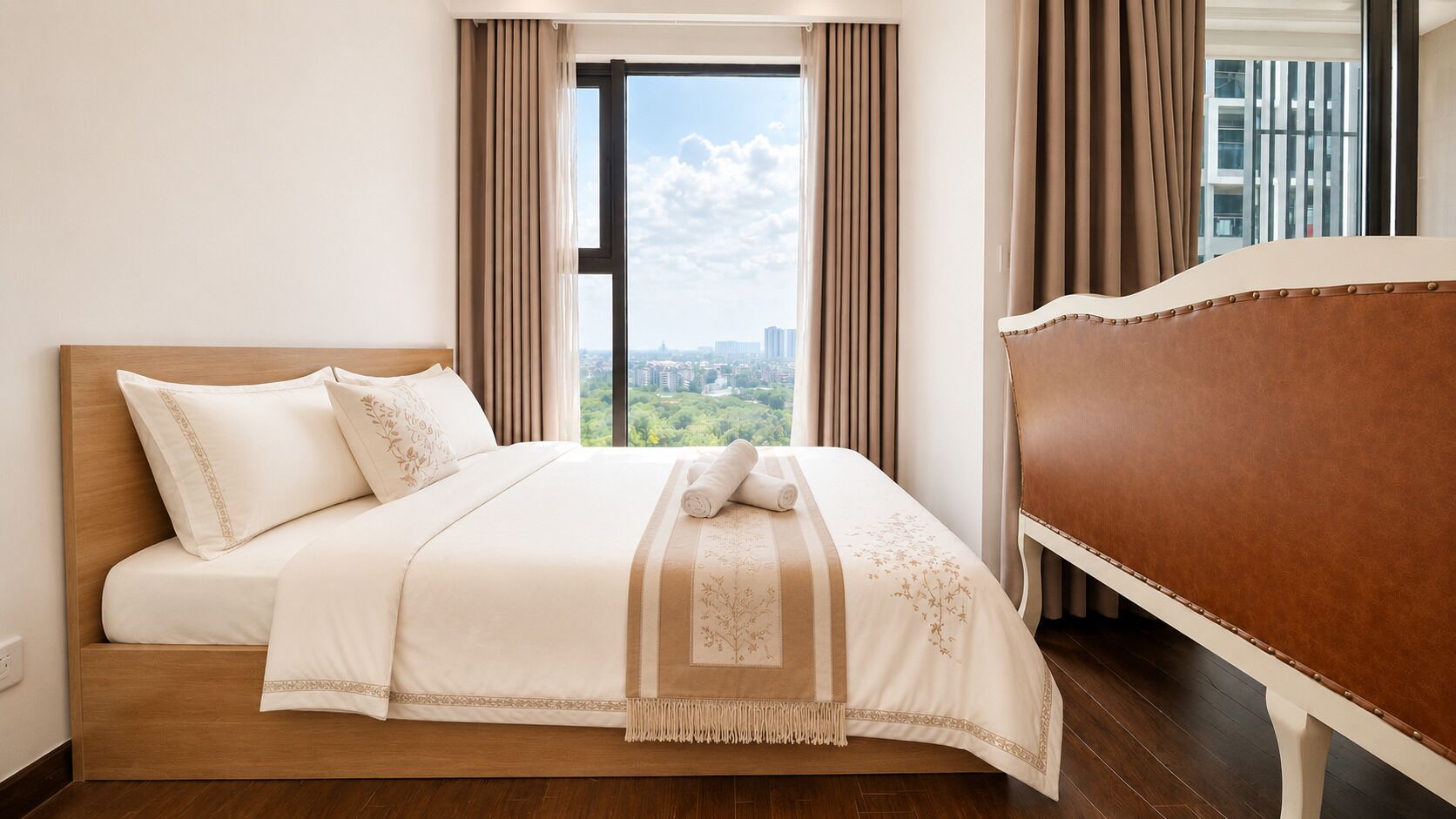 Habitación de hotel con una cama grande, vistas a la ciudad y una ventana con cortinas.