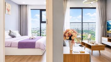 Apartamento estándar, balcón, vistas a la ciudad | Escritorio, wifi gratis, ropa de cama