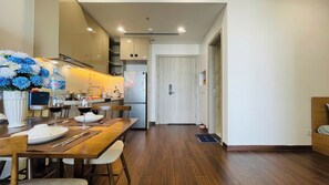 Lemari es, microwave, kompor, dan penanak nasi