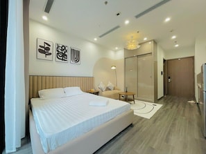 Desk, free WiFi, bed sheets - 1 Bedroom Vinhomes Smart City (Hanoi)