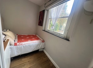 1 habitación, tabla de planchar con plancha, wifi y ropa de cama