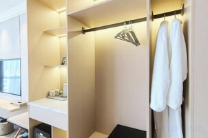 Un baño de hotel con ducha, toallero y zona de lavamanos.