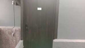 Puerta cerrada con un letrero que dice "LOFT 167".