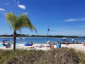 In Strandnähe, Liegestühle, Strandtücher