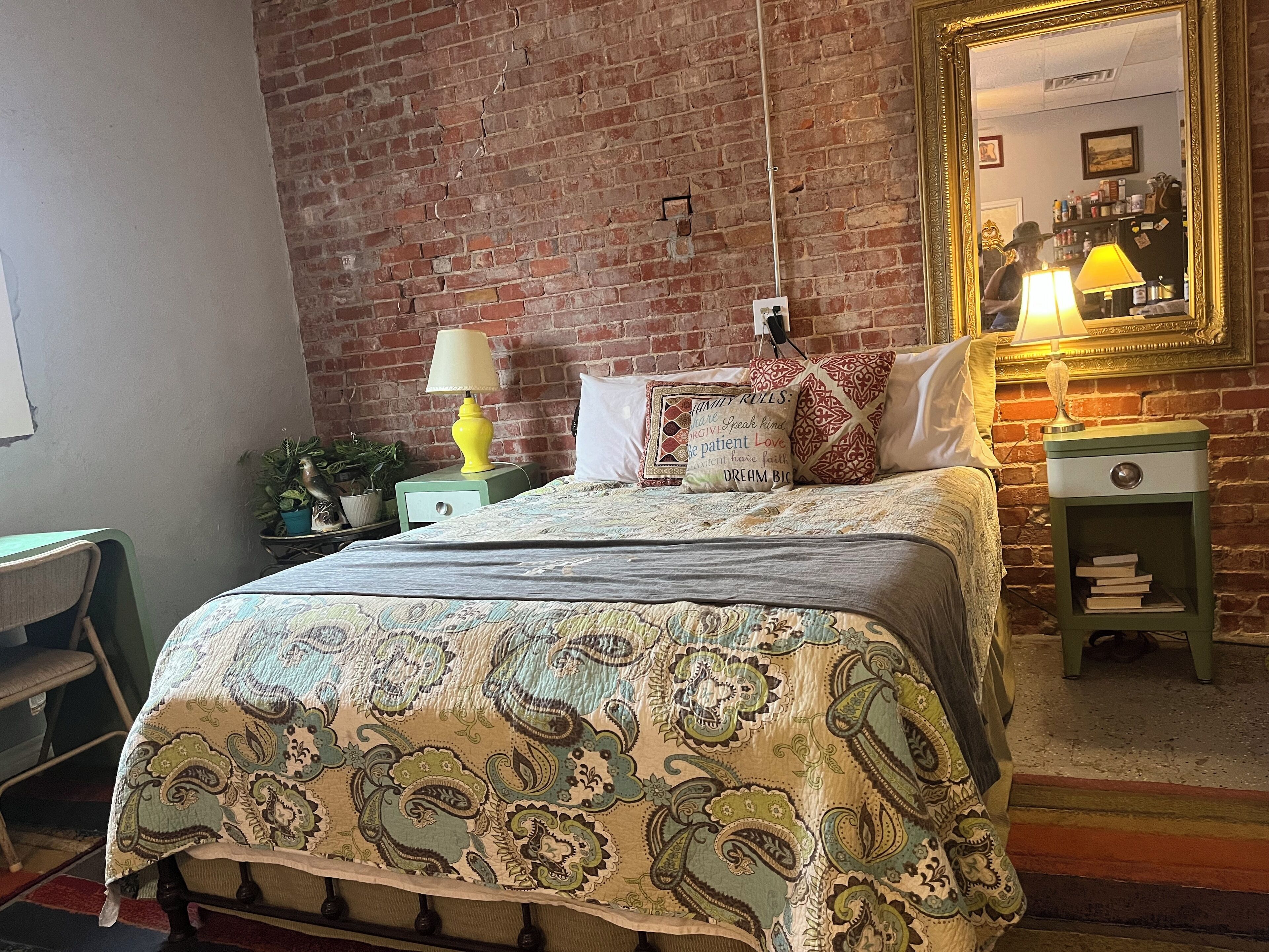 Cute and cozy hideaway located in picturesque small town Oklahoma. 