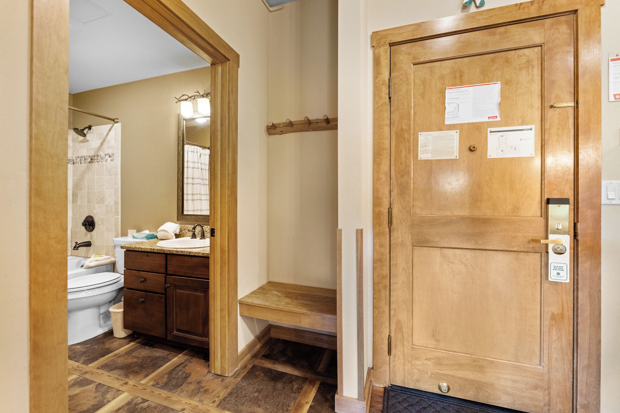 Ein Badezimmer mit Toilette, Waschbecken und Spiegel.