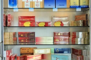 Verschillende verpakte producten staan netjes op schappen.