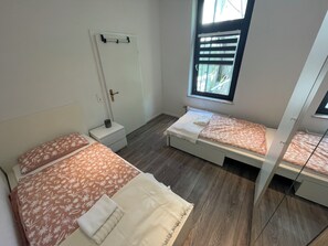 3 bedrooms, desk, free WiFi, bed sheets