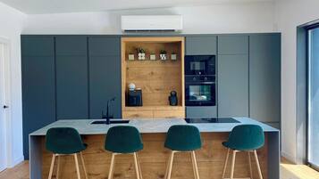 Een koelkast, een magnetron, een oven, een kookplaat