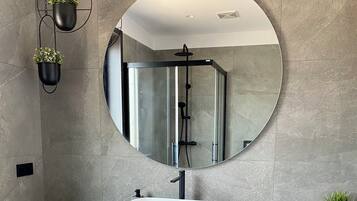 Een haardroger, handdoeken, zeep, shampoo