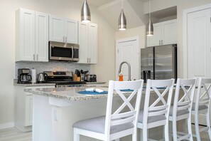 Fridge, microwave, oven, stovetop - 2024 Beautiful Coastal Villa 3 suites near Disney (Kissimmee)