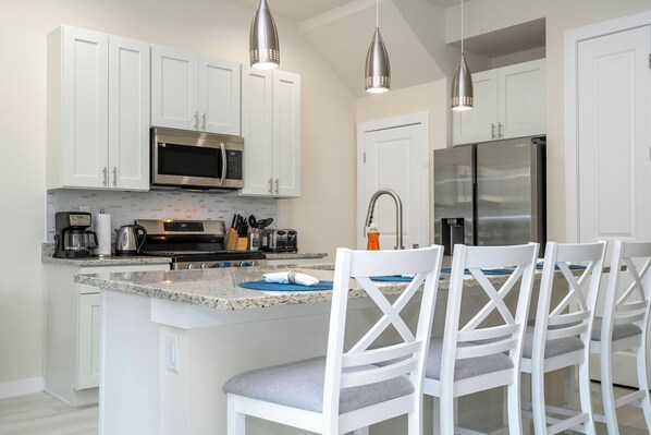 Een koelkast, een microgolfoven, een oven, een kookplaat